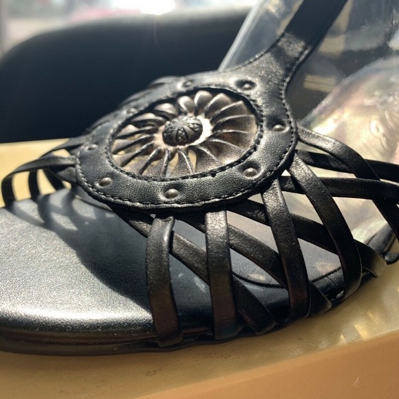 Leather 2-inch heels with braided flower detail - Picture 4 of 7